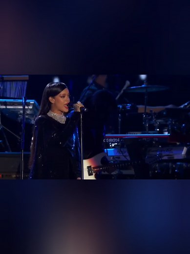 Rihanna - Diamonds: Unforgettable Live Performance