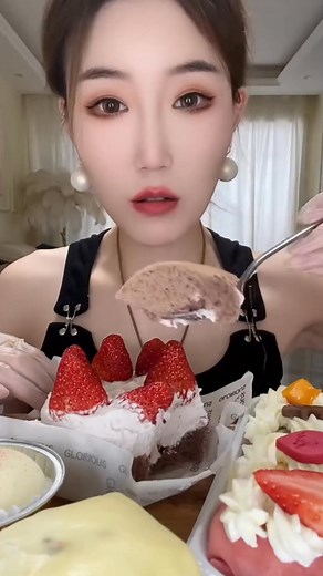 25K views · 496 reactions | Cream cheesecakes eating show #cheesecake #deliciouscake #asmr #eatingshow #cakes #creamcake #DeliciousEats #reelsvideo #reelsviral #fyp #reels | Jolly ASMR | Facebook