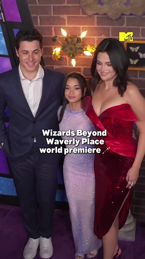 167K views · 1.3K reactions | Selena Gomez and David Henrie hugging at the Wizards Beyond Waverly Place premiere is so cute 凉 #selenagomez #davidhenrie #wizardsbeyondwaverlyplace #wizardsofwaverlyplace #janiceleannbrown #mtvceleb | MTV UK | Facebook