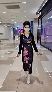 #上热门 “云想衣裳花想容春风拂槛露华浓”#引领时尚