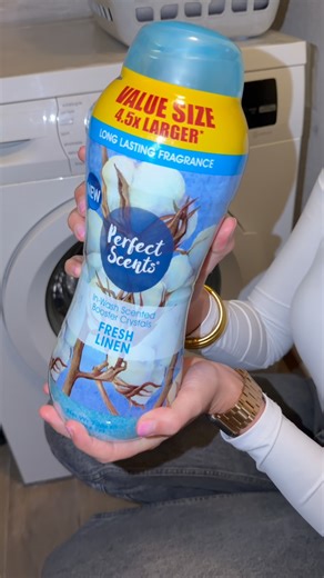 L’astuce simple pour un linge qui sent le frais longtemps ✨ Tu ajoutes une dose de perles parfumées à ta lessive et tu profites d’un parfum qui reste. Il ne te reste plus qu'à choisir ta senteur préférée en magasin 🍋🫧🌸�� 🛍️ 8,99€ les 2kg chez PrimaPrix | Primaprix_fr