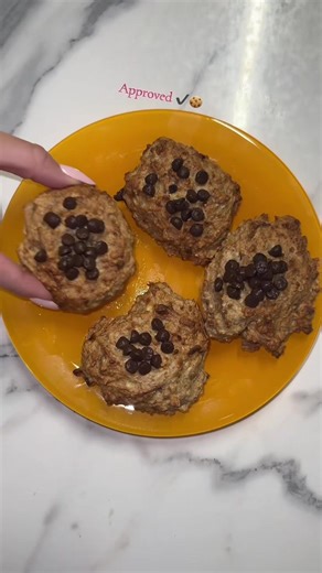 Τα πιο εύκολα μπισκότα βρώμης ✨ Υλικά: • 13 κ.σ. βρώμη • 2 κ.σ. φυστικοβούτυρο • 2 μεσαίες μπανάνες • 1/2 κ.γ. μπέικιν πάουντερ • σταγόνες μαύρης σοκολάτας Εκτέλεση: Λιώνουμε τις μπανάνες με πιρούνι και προσθέτουμε τη βρώμη, το φυστικοβούτυρο και το μπέικιν πάουντερ. Ανακατεύουμε καλά μέχρι να έχουμε ένα ομοιόμορφο μείγμα. Πλάθουμε και τα τοποθετούμε σε αντικολλητικό χαρτί. Ψήνουμε στους 170’C για περίπου 12–15 λεπτά, μέχρι να ροδίσουν ελαφρά ( ανάλογα με τον φούρνο ή το air fryer ρίχνουμε μια μ