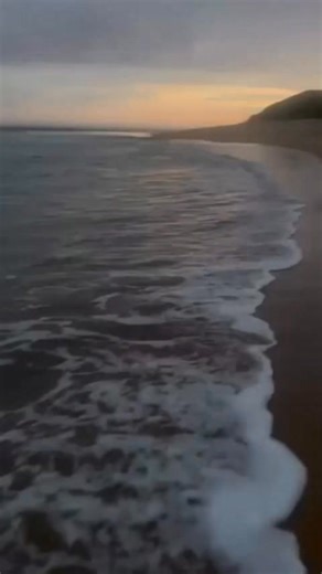 🌅DUSK DIP, CHASING THE LAST OF SUMMER 🌊 Beautiful people, the end of summer is fast approaching here in Australia and I’m feeling it! Which means squeezing every last drop out of these longer days while we still can! A dusk dip has become non-negotiable - there’s something magical about that golden hour light on the water. These are the moments you don’t get back once autumn rolls in! Who else is making the most of summer’s final stretch? Craig x | Craig McLachlan