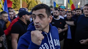 Ciocniri Simion - Șoșoacă în Piața Victoriei. ”Nenorocitule”. Liderul AUR, acuzat că și-a pus oamenii să bată o protestatară