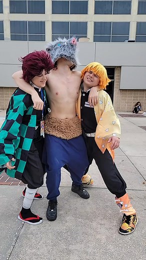 Inosuke loves his friends 😁 @lunedragon.cos0618 @azndevil #DidYouYawn #demonslayer #anime #cosplay #zenitsu #tanjiro #inosuke #wasabicon