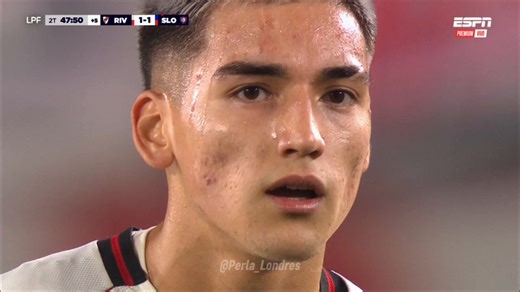 Personalidad, pelotas y futbol. Nunca comprendí porque mierda lo putean tanto, lo metieron en la bolsa de Mastantuono y Echeverri sin sentido. Me gustaría verlo de extremo o de segundo punta, está resolviendo mal varias jugadas por posicionamientoPara mí no es Volante, veremos si termina de aprender el puesto, insisto cada día en mi stream que está bajo, pero es un gran jugador y un enorme proyecto. Ayer terminó jugando de TRES!!! Y metió 3 pelotas de gol