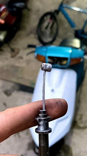 bruno cb on Instagram: "Gambi das pura 👍🏻🔥 . . . #grau #graudemoto #gambiarra #suzuki #jog #moto #mecanica #dicas #ajuda #tutorial #reels #viral #viralreels #giveaway #scooter #doityourself #brasil"