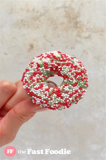 Des beignets de Noël faciles et rapides à réaliser à partir de pain, festifs, amusants et délicieux