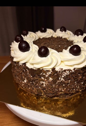 Objectif CAP Pâtisserie : La Forêt Noire. Un peu déçue de ma note mais bon j’aime pas la forêt noire avec de la ganache au chocolat, donc bon ! Évidemment à l’examen si on me demande ganache montée au chocolat, bah je la ferai. 🥲 #pourtoi #fyp #patisserie #foretnoire #recette