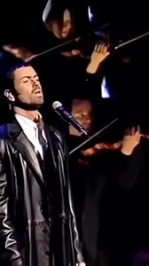 O amor entre George Michael e Anselmo Feleppa foi daquelas histórias que, mesmo curtas no tempo, carregam uma intensidade que permanece para sempre. George costumava dizer que conhecer Anselmo foi como enxergar a luz pela primeira vez... um despertar não apenas para o amor, mas também para si mesmo. Anselmo trouxe cor, leveza e verdade para a vida de George. Ao seu lado, ele pôde ser vulnerável, riu sem medo e descobriu a alegria de amar de forma plena e real. Mas também foi um amor atravessado 