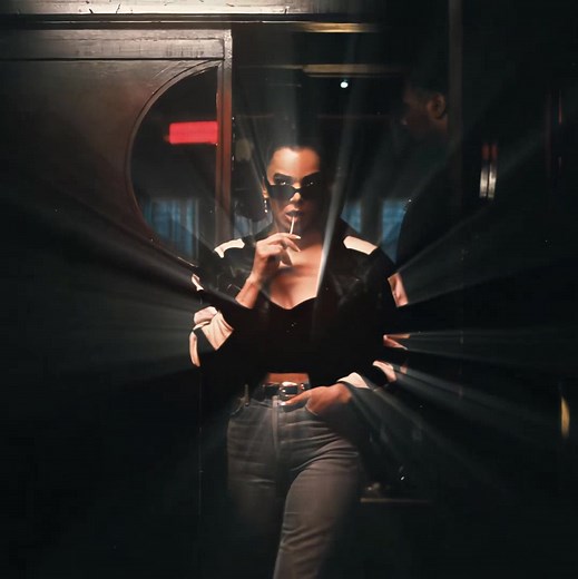 Vamp Mary: The Edgy Hailee Steinfeld Edit