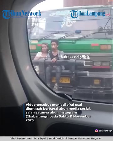 Viral penampakan dua sejoli santai duduk di bumper kontainer berjalan. | Tribun Lampung