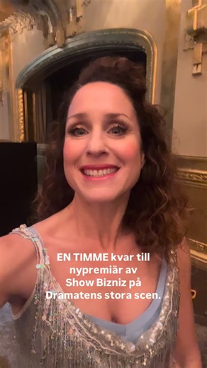 Sara Sommerfeld on Instagram: "#Nypremiär om en timme!!! 😅🙏🏻 Denna vecka är det SISTA CHANSEN att se min #soloföreställning #ShowBizniz på @Dramaten vackra stora scen. Fåtal platser kvar. Kom – det blir kul!!! Spelas endast: Ikväll kl. 19 Fre kl. 19 Lör kl. 13 Välkomna! 🫶🏻"