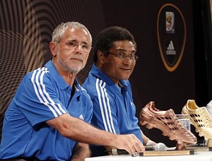 Gerd Muller receives Lionel Messi's jersey