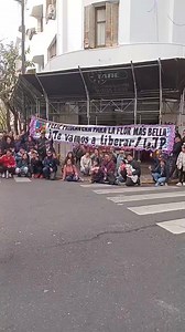 PASARON EL DIA DE LA PRIMAVERA HACIENDOLE GUARDIA A CFK ‼️ @vecinodecristina | La Voz de Rafaela