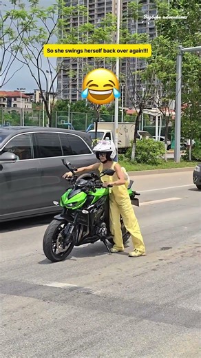 Tiny Rider Problem… Big Save at the Red Light 😂 #girlrider #kawasaki #streetride