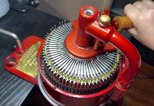 A short share of working on my Chambord CSM AccuKnitter - the Ribber setup is in use here (creating knit and purl stitches). #csm #knittedsocks #csmsocks #circularsockknittingmachine #sockknittingmachine #antiquesockmachine #knitting @chambordcsm