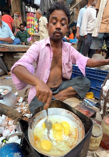 Indian Uncle’s Most ADDICTIVE Egg Bomb Omelette!🍳💣 📍Location Kolkata in India 💰Price INR 150 #eggs #omelette #cooking #viral