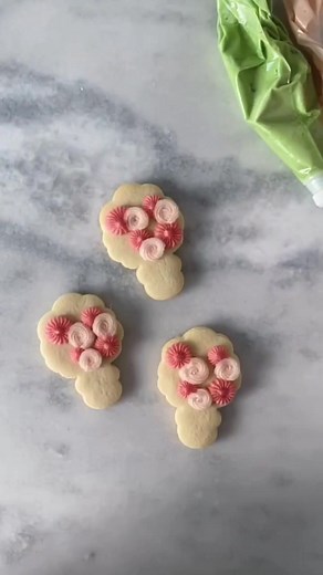26K views · 1.5K reactions | Easy flower bouquets made with tips 199, 352, 4 and 18! | jenny cookies | Facebook