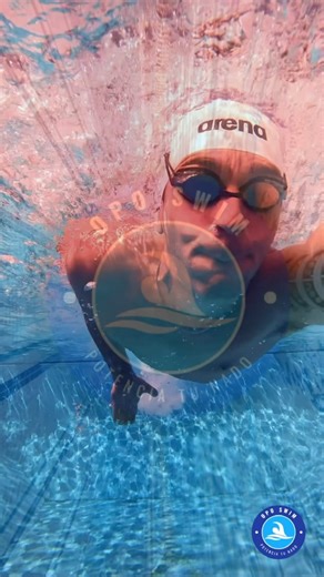 🏊‍♂️ En un mundo lleno de ruido y distracciones, la piscina se convierte en mi refugio, donde encuentro tranquilidad y claridad mental. Así como para muchos la natación es aburrida, monótona, solitaria; para mí todo eso son virtudes de éste deporte. 💧 La mente necesita descanso, necesita silencio en ocasiones para poder sanar heridas, ordenar pensamientos, liberar pensamientos negativos. En la natación suelo encontrar mi cura, cual terapia sana que mi cabeza me pide en ocasiones de estrés y an