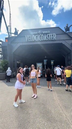 We made ONE big mistake going to Universal Orlando this weekend… 😂🎢 We decided to spend the day at Universal’s Islands of Adventure to ride Jurassic World VelociCoaster, and apparently EVERYONE else had the exact same idea! 😳 It’s Columbus Day holiday weekend in Orlando, Florida, and the crowds at Universal Studios were absolutely INSANE! The posted wait time for VelociCoaster was 95 MINUTES, but we ended up waiting about 100 minutes because the roller coaster temporarily went down while we w