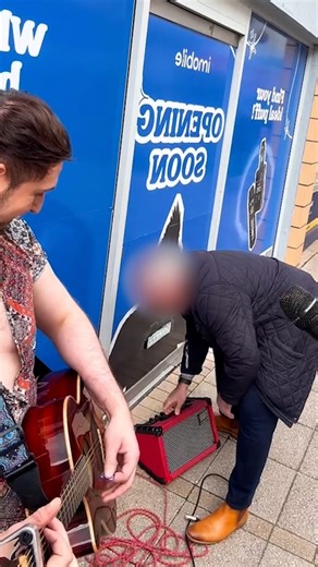 Teenage girls rescue busker from rude man | Newsner.com