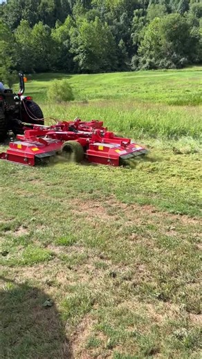 A state-owned resort property welcomed a new superintendent just eight months ago. Having successfully run Trimax Snakes at his previous course, he was determined to bring the same performance to his new grounds. Partnering with our dealer, we set out to demo the Snake S3 across a range of challenges: - Roughs at 2.5" – delivering a professional cut far superior to the non-golf rotary units they’d been using. - Native areas at 3.5" – after a double cut, the Snake transformed these tall, hard-to-