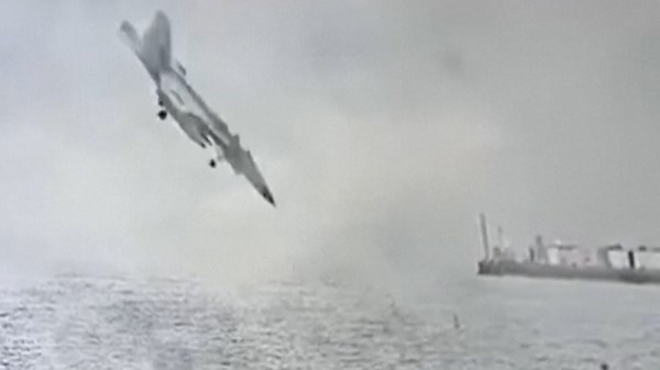 Watch moment US fighter jet crashes into San Diego Bay
