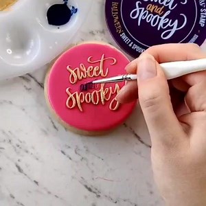 Sweet and Spooky is the definition of our Halloween range, we have Outboss, Embossers, Stencils, cutters, toppers, sprinkles, paints and more...💀🎃🙌 . Featured here is our Outboss™ painted with gold dust and purple paint 👌🥰 Perfect for cookies and cupcakes 🤤 . All products used are available online for worldwide dispatch and with our worldwide stockists too 🌍💕 . www.sweetstamp.online | Sweet Stamp - Amy Cakes
