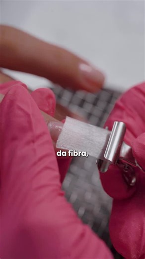 Vick Porto | Espaço Vick | Nails e Cursos on Instagram: "Ministrar um curso é levar para a sala de aula aquilo que se vive todos os dias na prática. Hoje, estou à frente do maior espaço de unhas do mundo, com mais de 143 profissionais atuando apenas na operação de alongamento de unhas. É com base nessa vivência real, no dia a dia da operação, dos erros, acertos, processos e resultados, que consigo entregar às minhas alunas muito mais do que teoria: entrego prática, visão de negócio e realidade d