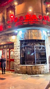 🍷🐌 Restaurante en Barcelona: cocina con historia viva. @lcaracoles Los Caracoles es uno de los restaurantes más emblemáticos de la ciudad, abierto desde 1835 en pleno Barri Gòtic y gestionado por la misma familia durante generaciones. Aquí se come tradición, ambiente auténtico y platos que cuentan historia. ￼ 📍 Dirección: Carrer dels Escudellers, 14 📞 Teléfono: 34 933 01 20 41 📱 ￼ 🌐 Web: loscaracoles.es 🍽️ Disfruta de platos tradicionales catalanes y mediterráneos, con especialidades como