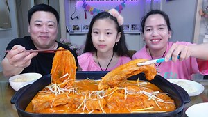 698K views · 6.6K reactions | Kim Chi Um Thịt Ba Chỉ Ngon Xuất Sắc. By Trổ Tài Nói Tiếng Anh Cười Bể Bụng Nha Ông Bà Cô Chú. Trình Tiếng Anh Cỡ Này Cơ Mà  #CHAEWONTV #Kimchi #Thịtheo #bycônương #mukbang | Chaewon Family | Facebook