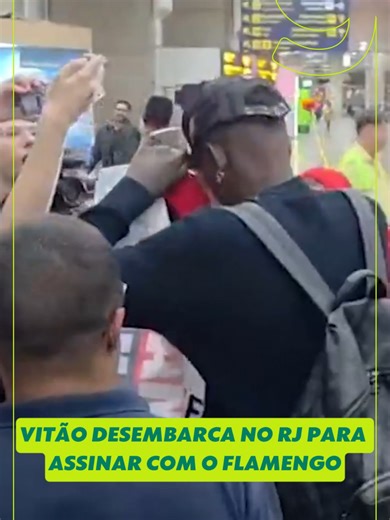 O primeiro reforço do Flamengo para 2026 já está no Rio de Janeiro. Vitão desembarcou no Aeroporto Internacional Tom Jobim no início da manhã desta terça para realizar exames médicos e assinar contrato até o fim de 2029. O zagueiro de 25 anos interrompeu as férias no Nordeste para oficializar a chegada ao novo clube, e foi recebido por alguns torcedores. E aí, bom reforço? #Flamengo #futebol #mercado