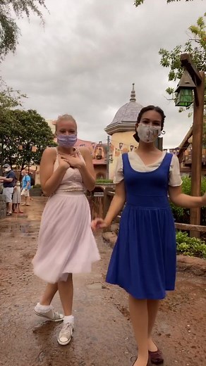 Changing masks with some disney magic @aspiringprincess ☺️💕 #waltdisneyworld #disneyworld #wishfuldrinking