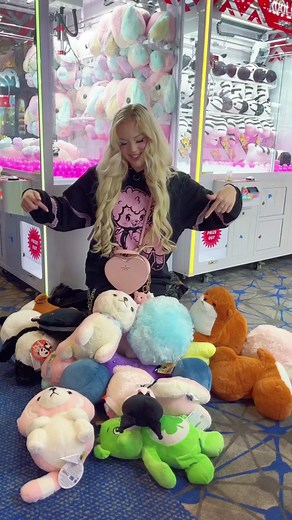 How to win the claw machine! 🧸👀 #clawmachine #arcade #clawmachinehack #clawmachinewin #round1 #round1arcade #arcadehacks