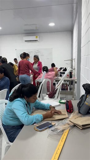 Y aquí sí que están funcionando… En nuestro programa de Corte, Confección y Patronaje las máquinas no paran, la teoría se transforma en práctica y cada puntada es un paso más hacia el emprendimiento. ¡Modo producción activado, talento en marcha! 🧵💪🏻 | Instituto Técnico Colombiano - Tecnicol