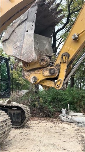 Caterpillar 349 Excavator Attaches Bucket #caterpillar #cat #excavator #cool #construction #machine