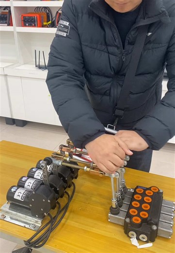 Demonstration of the crane remote control's fast and slow speeds Good feedback from my clients, Crane truck, concrete pump truck, aerial work truck#crane #grúa #joysticks #radio #spider #crawler #drilling #Vinç #guindastes #kran #Vinç #XCMG #Palfinger #PM #FASSI #SANY #HIAB #zoomlion #EFFER #spidercrane #drilling #skidsteer #remotecontrolcraneoperator #Remotecontrolofliftingtruck #Constructioncompany #decorationcompany #engineeringmachinery #build #Remotecontrolofliftingtruck