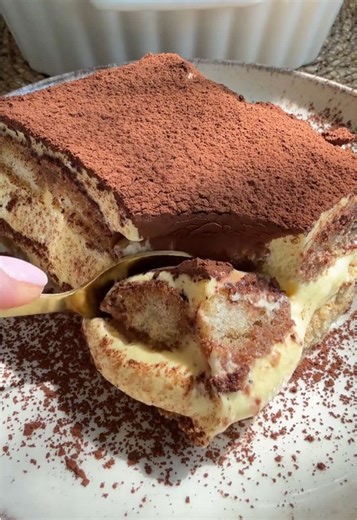 Tiramisu clasic Există multe tipuri de tiramisu — de la cel contemporan, mai cremos, până la toate reinterpretările cu arome și combinații diferite. Dar, înainte de toate, există baza. Iar azi ne întoarcem la ea. 📋INGREDINETE: • 6 ouă (separate) • 500 g mascarpone • 140 g zahăr (70 g 70 g) • ~28 pișcoturi (aprox. 300 g) • 400 ml espresso • cacao pentru final • opțional: Amaretto sau Marsala Dacă găsim albușuri și gălbenușuri deja pasteurizate, putem folosi aproximativ 230 g albușuri și 120–130 