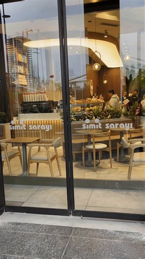 Simit Sarayı Şırnak merkez mağazamız açıldı. 🤩Şırnak’ın o meşhur misafirperverliğini, Simit Sarayı’nın eşsiz lezzetleriyle buluşturduk! 👌🏻Yepyeni konseptimizle, en tatlı anlarınıza ve keyifli sohbetlerinize eşlik etmek için mağazamıza bekliyoruz.☺️#simitsarayı #şırnak