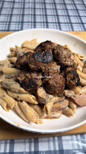 The Lemon-Garlic Keftedes Bowl Greek-inspired power bowl. Herb-crusted beef over high-protein creamy pasta. Ingredients & Measurements Keftedes Meatballs • 225g Ground Beef (85/15) • 40g Red Onion (grated) • 10g Breadcrumbs • 1 tsp Whole Coriander Seeds (crushed) • 1 tsp Dried Oregano • 1 tsp Garlic Powder • Salt & Black Pepper Pasta & Base • 75g Dry Pasta (Short shape) • 150g Mushrooms (thickly sliced) • 100g Roma Tomatoes (large chunks) • 1 tsp Dried Mint The Pasta Sauce: • 120g 0% Greek Yogur