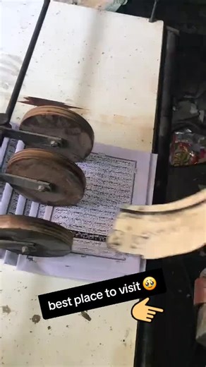 The picture shows the charming Hassan of the mosque, located in the holy city of Medina Manura. The green dome symbolizes the place where the Prophet Muhammad (peace and blessings of Allaah be upon him) is resting. Surrounded by beautiful towers, the magnificent architecture of the mosque shimmers in the clear blue sky, the spacious marble courtyard reflects the gentle sunshine, creating a calm and spiritual atmosphere. Visitors are seen walking and worshiping in a peaceful manner, which is a sy