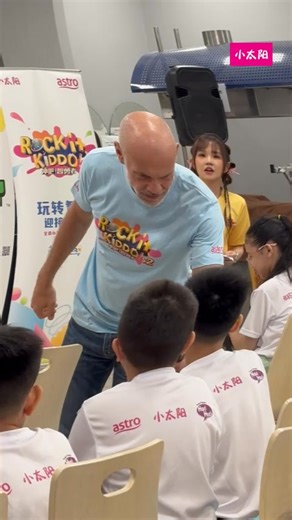 Astro小太阳 【冲吧！智勇者 第二季】 体验日🎉 这一次，Astro CEO换上孩子的节奏。🎈 他放下身份的距离，走进孩子的笑声里，一起动一动，一起笑一笑 在游戏中一起交流的，也让孩子们感受领导力的温度。🌟 当然，还有逗逗、童童的惊喜登场！🎉欢乐与温度，都在这一天闪闪发光。✨ #Astro小太阳 #AstroXiaoTaiYang #AstroXTY #XTYPlayToLearn #逗逗 #童童 | Astro小太阳