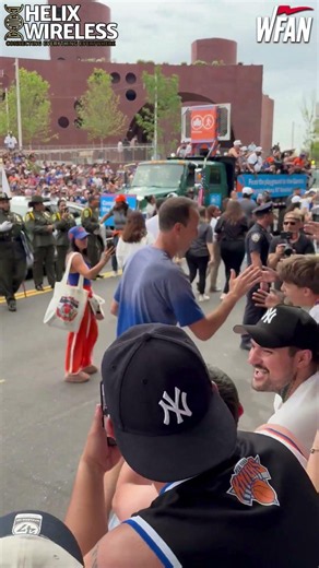 The Knicks alumni showed up and showed out at the championship parade!