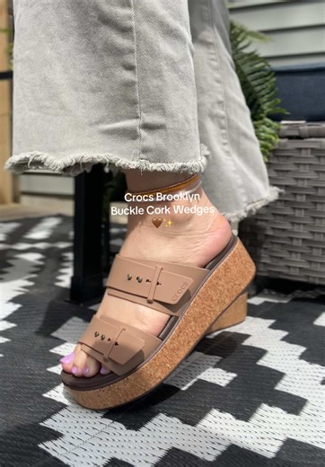 The comfort of these 🙌🏻🤎✨ @Crocs #crocs #crocsbrooklynwedge #wedges #wedgesandals #womenssandals
