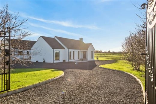 Stylish and contemporary detached 4/5 bedroom single storey residence