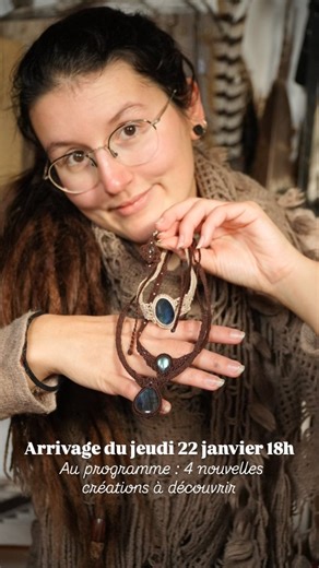 Coton et Astrance | Bijoux elfiques éco-responsables | Artisane on Instagram: "Nous sommes jeudi 22 janvier et aujourd'hui c'est le nouvel arrivage boutique ✨ Vous les avez vu se tisser au cours des 2 dernières semaines, vous avez aperçu quelques photos du shooting hier. Aujourd'hui vous pouvez les adopter et les voir en pierre et fil chez vous ! Au programme de cette vidéo : ❄️ Collier tubulaire en labradorite bleue https://coton-et-astrance.fr/products/collier-tubulaire-elfique-en-micro-macram