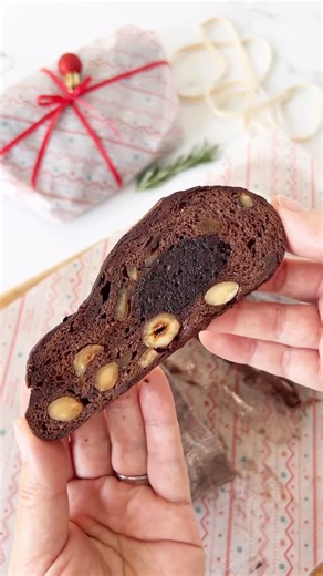 The Kitsune & Co. | Bakeware & Cake Boxes on Instagram: "Made my first chocolate stollen this year 🍫🎄🎅🏼 I never really knew what classic stollen was supposed to taste like, and the first one I tried years ago wasn’t my favorite. So this year, I went with a deep chocolate version instead — sometimes baking is just about finding what you really like 🤎 Recipe: @kimjin_hoya https://youtu.be/SOICkzUldto?si=efuRvZkvF7uLqTYp [Sponge dough] 100g Bread flour 70g Cake flour 13g Dry yeast 85g Milk 55g