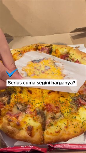 Promo pizza yang lagi rame ini wajib dicoba! 🍕 Dua medium pizza dengan topping melimpah cocok buat bukber atau makan ramean. Klik tag lokasi di video buat beli sekarang sebelum promonya habis! #BrandPilihanUntukmu #RayaPenuhRasa #jelajahbegahmula #DominosPizza #PizzaPromo
