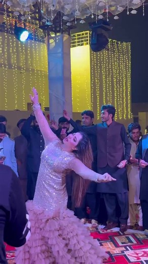 Mehak Malik's Stunning Dance Performance at Multan Wedding